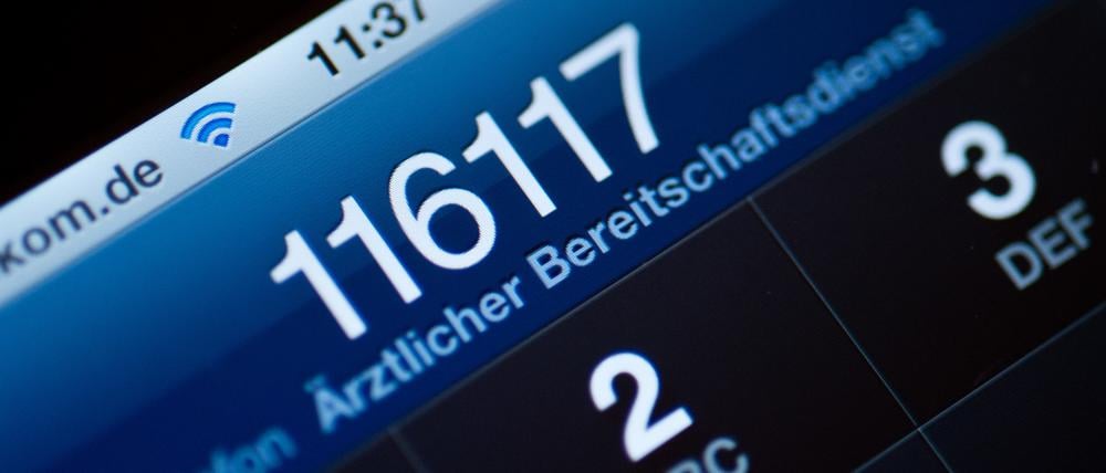 Die Telefonnummer 116117 des ärztlichen Bereitschaftsdienstes ist auf dem Display eines Smartphones am zu lesen.