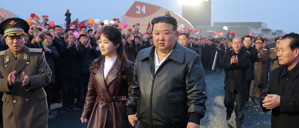 Nordkoreas Diktator Kim Jong Un und seine Tochter Kim Ju Ae.