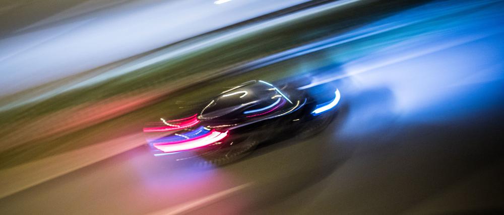 Zu Lichtspuren verwischt sind die Fahrzeuge auf der Autobahn. (Symbolbild)