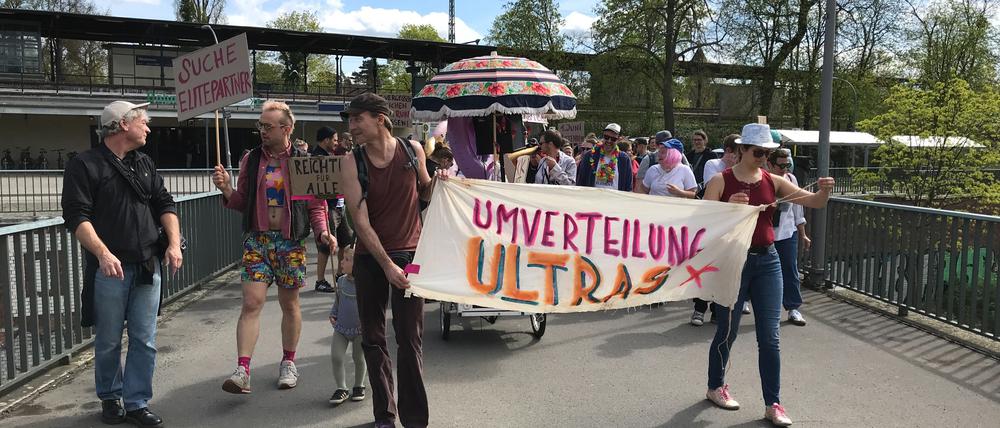 Mehrere Demonstrierende laufen am Sonnabend durch den Ortsteil Nikolassee.