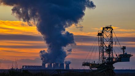 Wasserdampf im Sonnenuntergang aus den Kühltürmen des Kraftwerkes Jänschwalde in der Lausitz