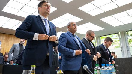 Bei der Fortsetzung im Berufungsverfahren um den Streit der Einstufung der AfD durch den Verfassungsschutz, stehen Maximilian Krah (l-r) (AfD), Mitglied des Europäischen Parlaments, Peter Boehringer (AfD) Bundestagsabgeordneter, Rechtsanwälte Christian Conrad und Michael Fengler, vor dem Oberverwaltungsgericht in Münster.