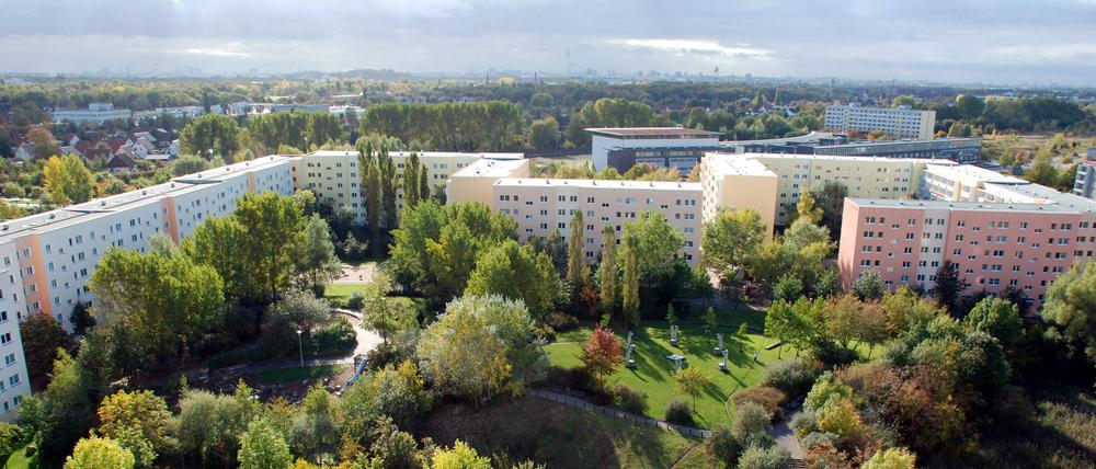 Bildnummer: 52167017 Datum: 13.10.2007 Copyright: imago/NBL Bildarchiv Wohnblöcke umschließen eine parkähnliche Grünanlage in Berlin-Hohenschönhausen, Gebäude, außen, Außenansicht , Landschaft , Highlight; 2007, Berlin, Plattenbau, Plattenbauten, Plattenbausiedlung, Wohnblock, Wohnblocks, Hochhaus, Hochhausblick, Premiumd, Park; , quer, Kbdig, Totale, Vogelperspektive, Perspektive, Deutschland, ,