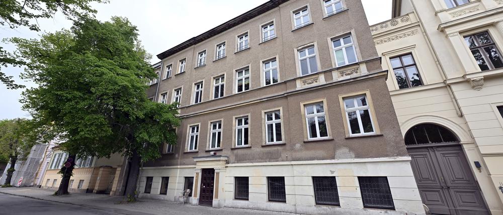 Potsdam, 22.04.2024, Lokales, Wohnhaus, Haus, Gebäude, Gebaeude, Allee nach Sanssouci 4, Allee nach Sanssouci Nummer 4, Foto: Ottmar Winter PNN ACHTUNG: Foto ist ausschließlich für redaktionelle Berichterstattung der PNN und des TGSP! Eine kommerzielle Nutzung, z.B. Werbung, ist ausgeschlossen. Die Weitergabe an nicht autorisierte Dritte, insbesondere eine weitergehende Vermarktung über Bilddatenbanken, ist unzulässig.