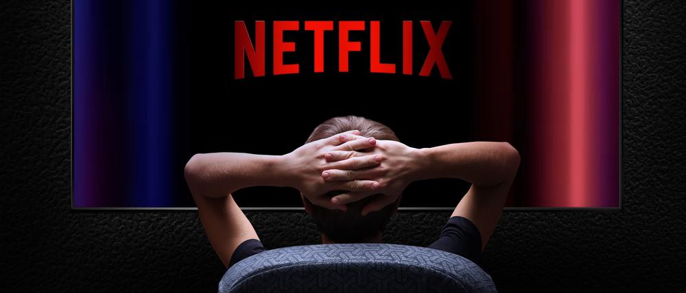 Ein junger Mann schaut Netflix auf einem Fernseher (Archivbild vom 10. Dezember 2022, Moskau).