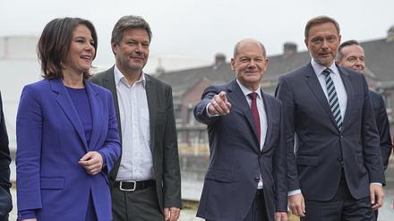 Bild aus besseren Zeiten: Annalena Baerbock, Robert Habeck (beide Grüne), Olaf Scholz (SPD), Christian Lindner (FDP) und Volker Wissing (früher FDP, jetzt parteilos) nach Unterzeichnung des Koalitionsvertrages.