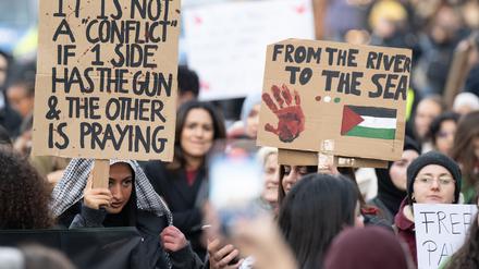 Junge Frauen halten Plakate mit Aufschriften wie „From the river to the sea“ bei einer pro-palästinensischen Demonstration in Frankfurt hoch.