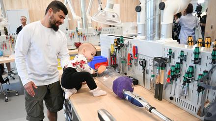 Wolodymyr Rudkovskyi wurde bei der ukrainischen Gegenoffensive im Sommer 2023 schwer verwiúndet – nun gibt er seine Erfahrung weiter und spielt mit seiner Tochter.