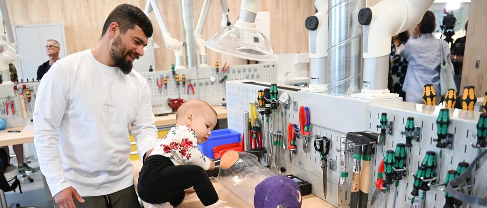 Wolodymyr Rudkovskyi wurde bei der ukrainischen Gegenoffensive im Sommer 2023 schwer verwiúndet – nun gibt er seine Erfahrung weiter und spielt mit seiner Tochter.