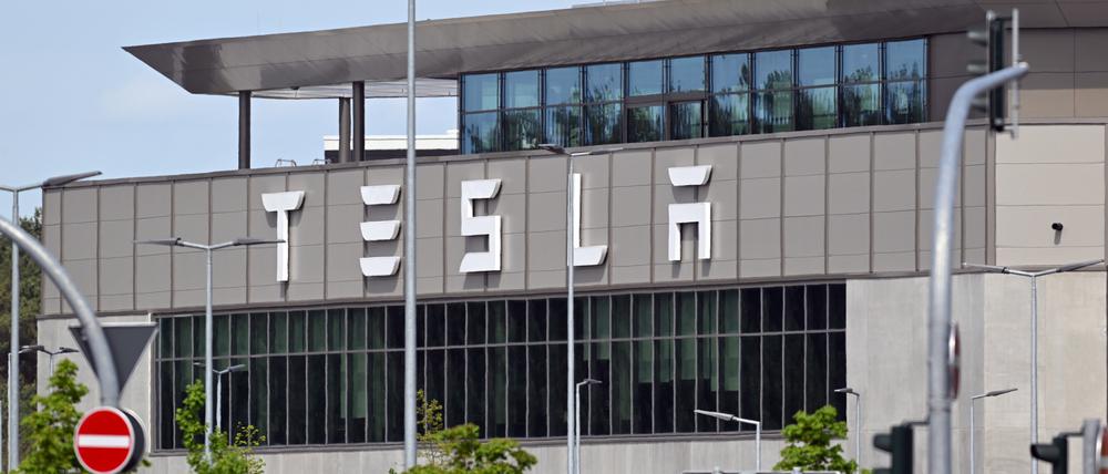 Der Haupteingang zum Tesla-Werk.