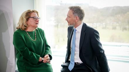 Svenja Schulze (links), Bundesministerin für wirtschaftliche Zusammenarbeit, und Finanzminister Christian Lindner.