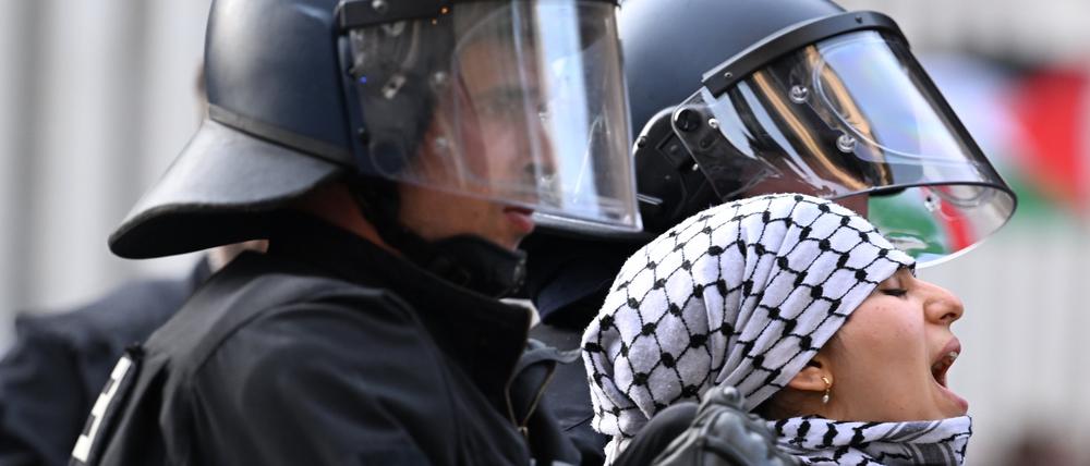 Eine der propalästinensischen Besetzerinnen des Instituts für Sozialwissenschaften der Berliner Humboldt-Universität (HU) wird von zwei Polizisten aus dem Gebäude gebracht.