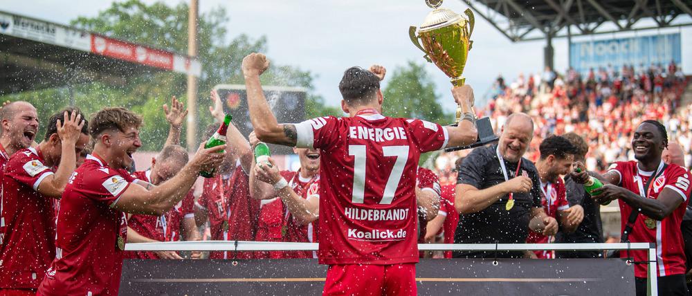 Jubel über die Rückkehr in den Profifußball.