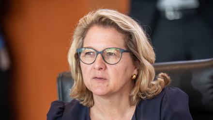 Svenja Schulze (SPD), Bundesministerin für wirtschaftliche Zusammenarbeit und Entwicklung wartet auf den Beginn der Sitzung des Bundeskabinetts im Bundeskanzleramt.