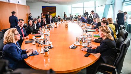 Blick über das versammelte Bundeskabinett am Kabinettstisch.
