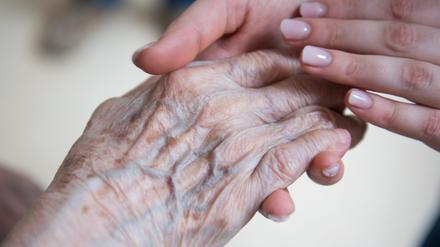 Millionen von Pflegebedürftige werden zu Hause von Angehörigen betreut.