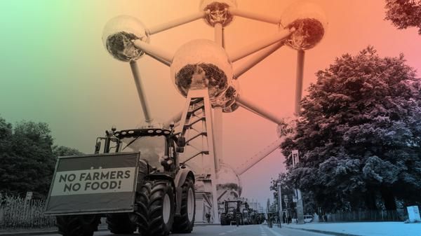Landwirte mit ihren Traktoren versammeln sich vor dem Atomium in Brüssel.