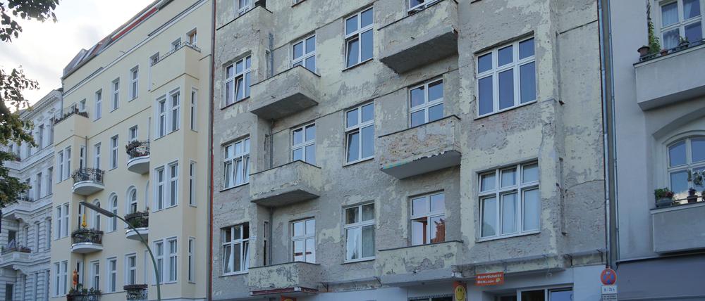Am Hostel „Happy Go Lucky“ in Berlin-Charlottenburg hat das Bezirksamt zwangsweise die bunte Street-Art entfernen lassen.