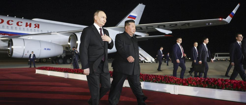 Der russische Präsident Wladimir Putin (l.) und der nordkoreanische Staatschef Kim Jong Un während ihres Treffens auf dem internationalen Flughafen Pjöngjang-Sunan außerhalb von Pjöngjang.
