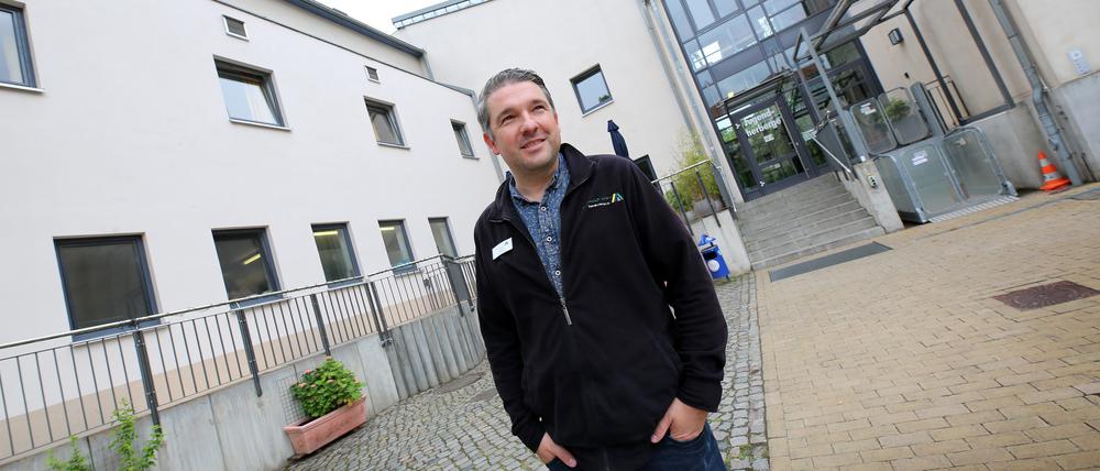 Jugendherberge Potsdam wird 20 Jahre alt. Leiter Konstantin Wägner steht vor dem Gebäude.