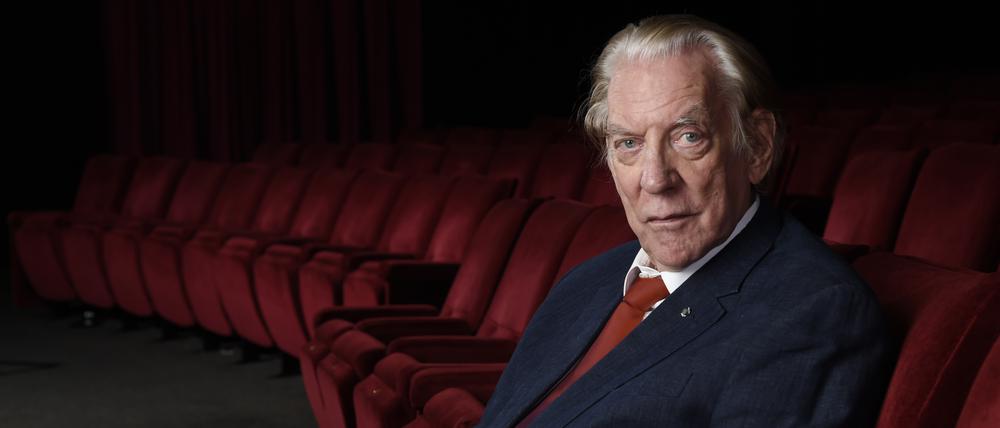 Der Schauspieler Donald Sutherland sitzt in einem Kinosessel in der Academy of Motion Picture Arts.