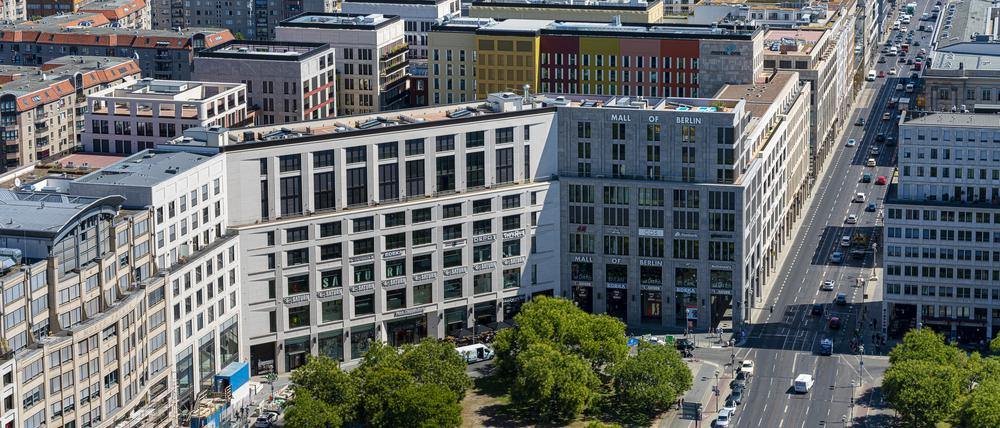 Blick von oben auf den Potsdamer Platz mit der Leipziger Straße und der Mall of Berlin.