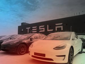 Fahrzeuge des Models 3 stehen vor der Tesla Fabrik in Shanghai.