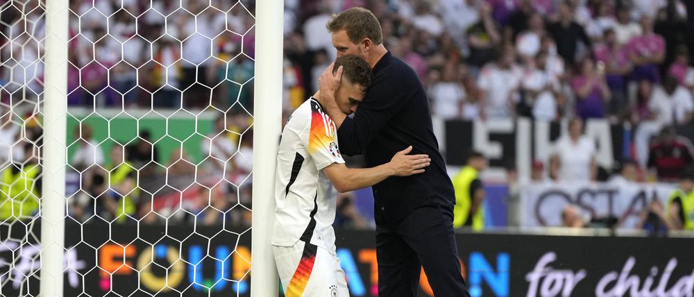Bundestrainer Julian Nagelsmann tröstet Joshua Kimmich nach dem EM-Aus.