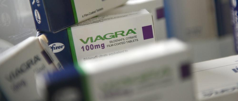 Gefälschte Medikamente werden am 15.04.2016 im Zollkriminalamt in Köln (Nordrhein-Westfalen) in einer Ausstellung gezeigt. Foto: Henning Kaiser/dpa (zu dpa «Mit Betonmischern zusammengemixt: Illegaler Medikamentenhandel boomt») +++(c) dpa - Bildfunk+++ | Verwendung weltweit