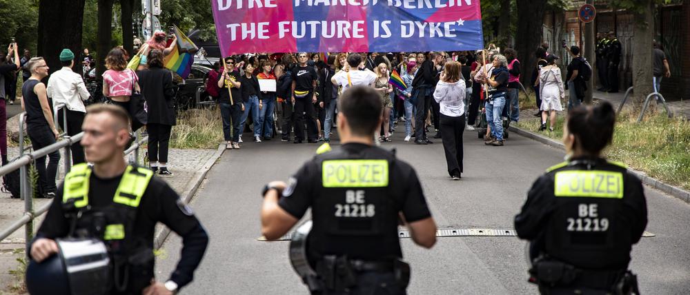 Menschen nehmen am Dyke Marsch am 21. Juli 2023 in Berlin teil.
