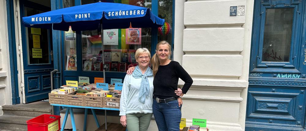 Friederike Büchner (rechts) und Sozialassistentin Magdalena Marchewka halten den Schöneberger Medienpoint am Laufen.