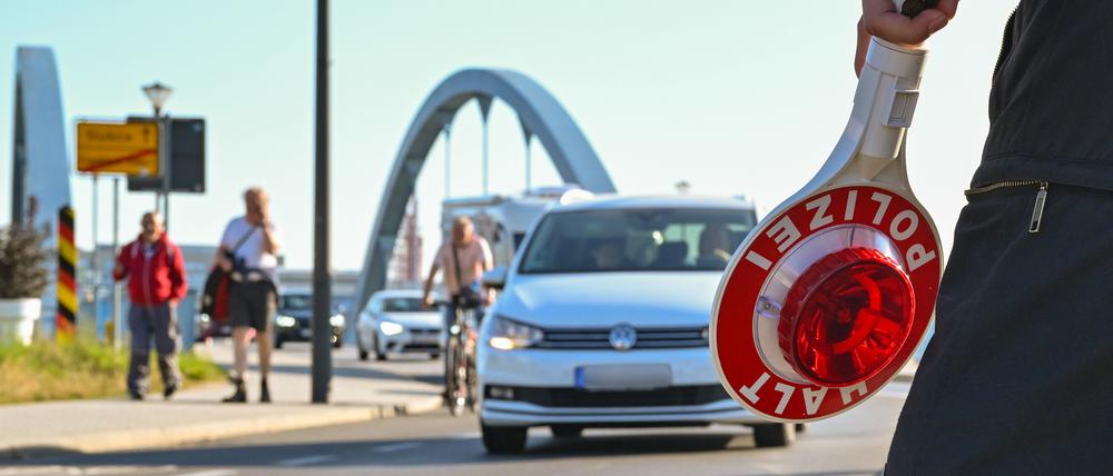 Mit dem Sicherheitspaket soll die Polizei gestärkt, Ausreisen beschleunigt werden.