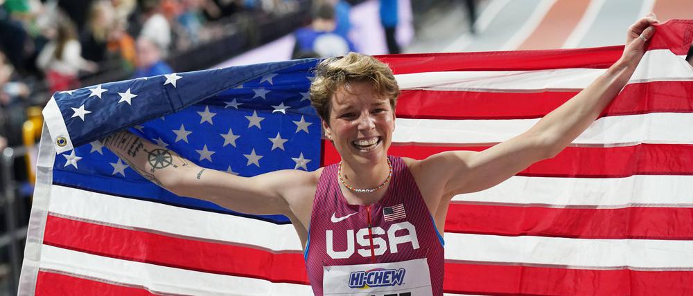 Nikki Hiltz jubelt nach dem 1500-Finale bei der Hallen-WM in Glasgow im März 2024.