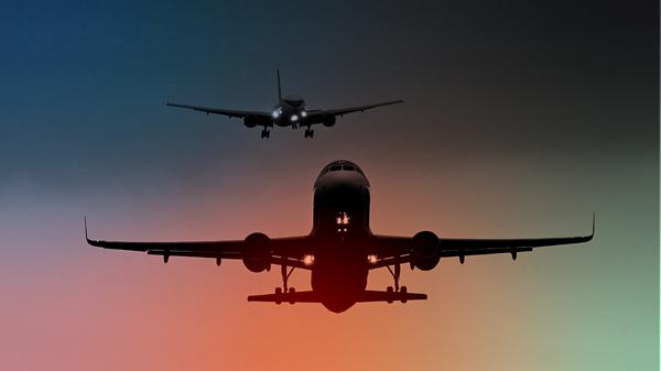 Auf dem Flughafen London Gatwick starten und landen Flugzeuge.