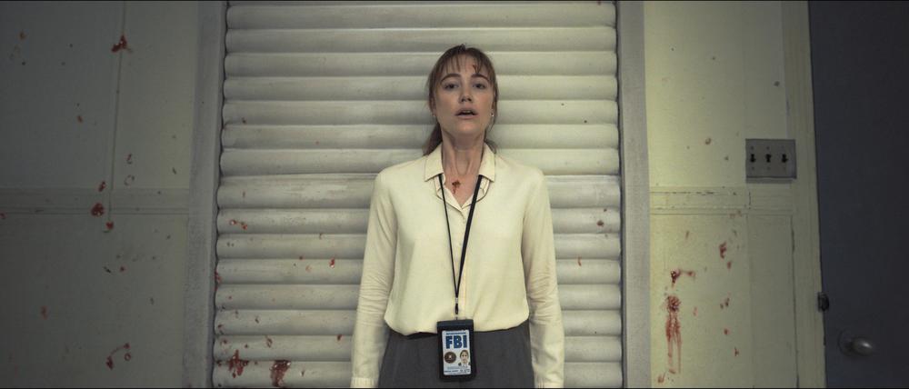 Steht mit dem Rücken zur Wand: Maika Monroe als Lee Harker in einer Szene des Films „Longlegs“.