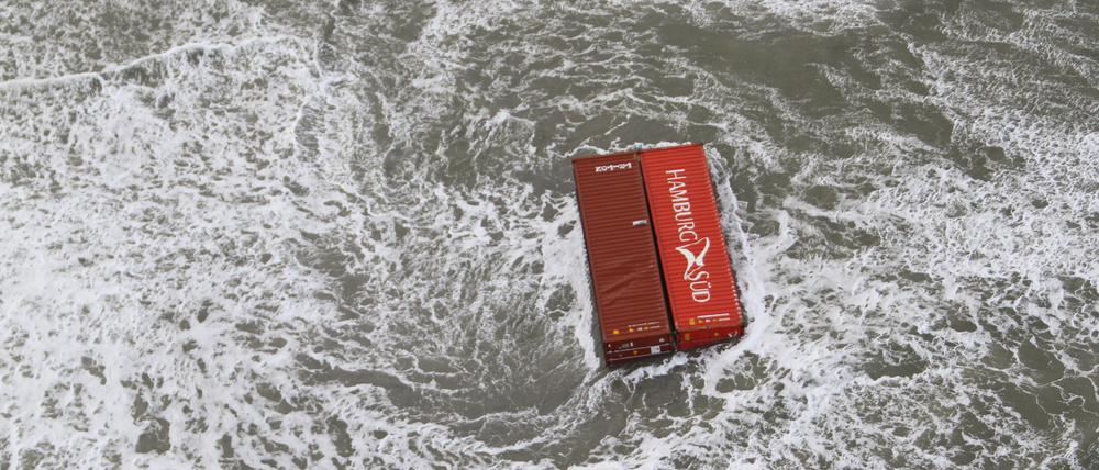 Container, die der Frachter „MSC Zoe“ verloren hat, schwimmen im niederländischen Wattenmeer. Noch heute wird nach der teils giftigen Fracht gesucht.
