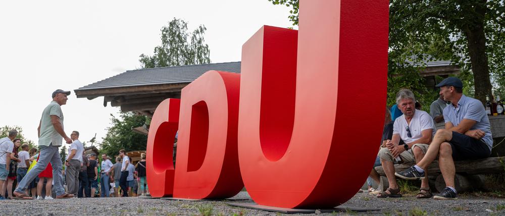 Ein CDU-Logo steht auf einer Wahlkampfveranstaltung der CDU Sachsen in Dorfchemnitz (Symbolbild).