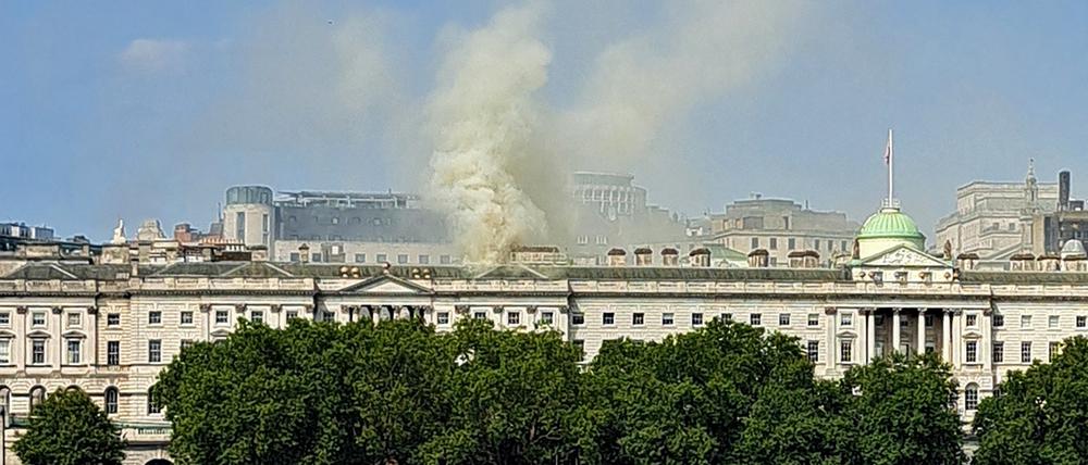 Das historische Somerset House in London steht in Flammen.