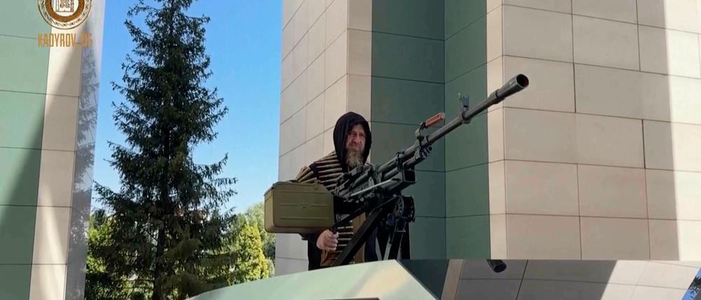 Der tschetschenische Machthaber Ramsan Kadyrow behauptet, von Tesla-Chef Elon Musk einen Cybertruck erhalten zu haben, den er nun im Kriegsgebiet in der Ukraine einsetzen will.