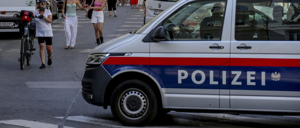 Ein Polizeiauto steht in der Nähe von versammelten «Swifties». Nach der Absage der Taylor-Swift-Konzerte in Wien ist eine weitere Person festgenommen worden.