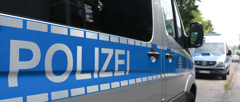 Polizeifahrzeuge in Nahaufnahme (Symbolbild)