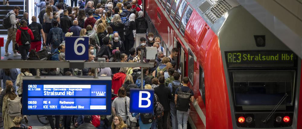 Alle Jahre wieder. Das sommerliche Dritte-Welt-Feeling scheint zur Bahn-Folklore zu gehören wie der Sand zum Strand.