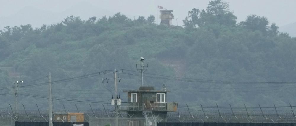 Ein nordkoreanischer militärischer Wachposten (oben) und ein südkoreanischer Posten (unten) sind von Paju, Südkorea, nahe der Grenze zu Nordkorea aus zu sehen (Symbolbild).