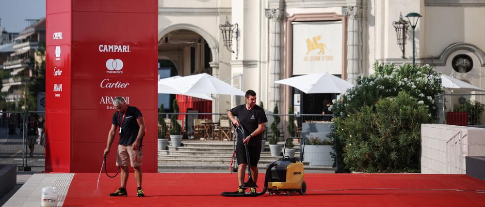 Die letzten Vorbereitungen werden vor dem Palazzo del Cinema getroffen. Ab Mittwoch laufen die Stars im Stundentakt über den roten Teppich.