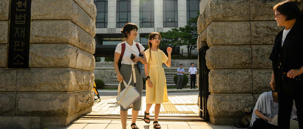 Die Klimaaktivistin Han Jeah (r.) und ihre Mutter Kim Eun-jae (l.) verlassen am 29. August 2024 das südkoreanische Verfassungsgericht in Seoul. Das südkoreanische Verfassungsgericht hat am 29. August entschieden, dass ein Großteil der Klimaziele des Landes verfassungswidrig ist, und damit einen bahnbrechenden Sieg für junge Umweltaktivisten errungen, die auf den Stufen des Gerichts vor Freude weinten.