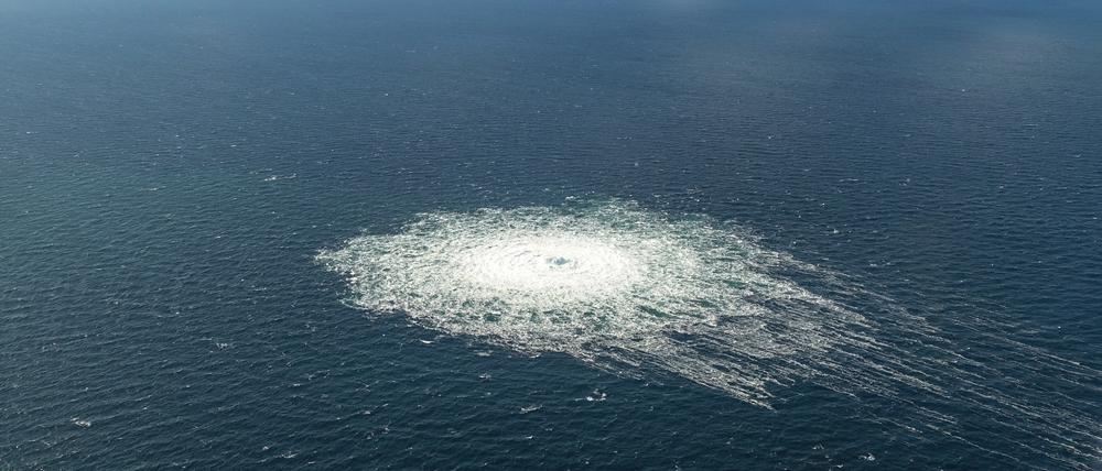 Das vom dänischen Verteidigungskommando zur Verfügung gestellte Foto zeigt das Nord-Stream-2-Gasleck in der Nähe von Bornholm aus der Luft.