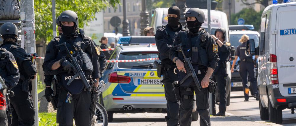 Die Polizei hat in der Münchner Innenstadt bei einem größeren Einsatz in der Nähe des Israelischen Generalkonsulats eine verdächtige Person niedergeschossen.