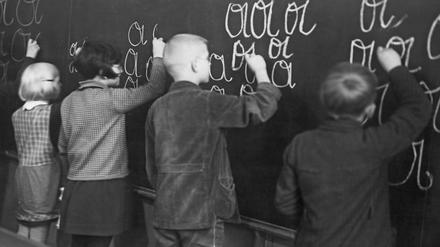 Schreibübungen an der Tafel: In den Schulen ging es nach dem Zweiten Weltkrieg karg zu (Symbolbild).