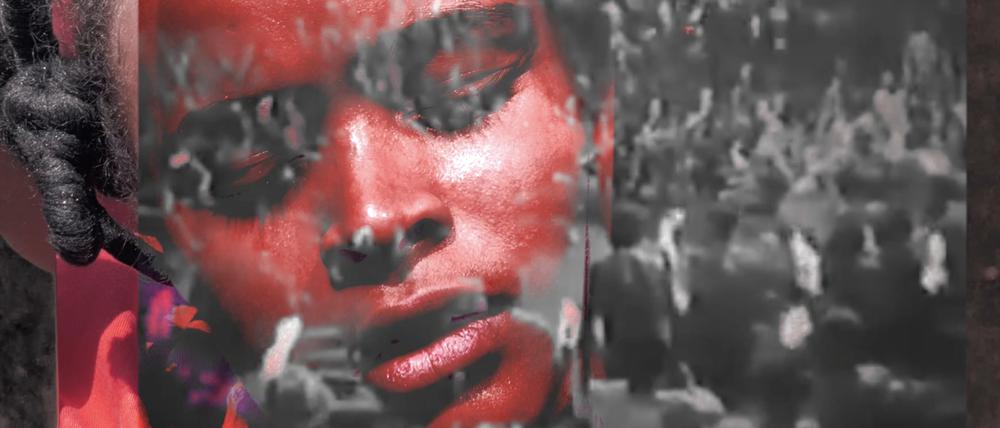 Videostill aus Rebecca Pokua Korangs Arbeit „Verwoben & Vergessen“ (2023), zu sehen im Haus der Kulturen der Welt.