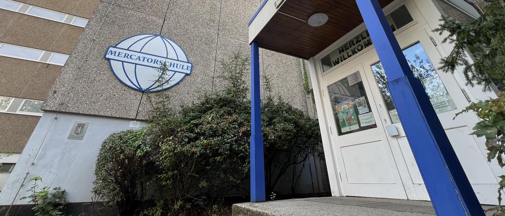Der Haupteingang der Mercator-Grundschule in Lichterfelde-Süd: Von außen sieht die Schule wenig einladend aus.